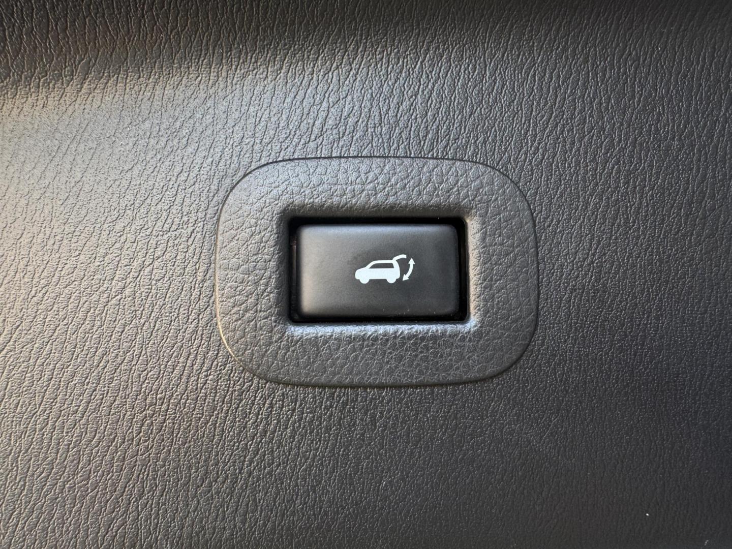 2014 GRAY /BLACK INFINITI QX80 BASE (JN8AZ2NF0E9) , located at 5900 E. Lancaster Ave., Fort Worth, TX, 76112, (817) 457-5456, 0.000000, 0.000000 - Photo#6