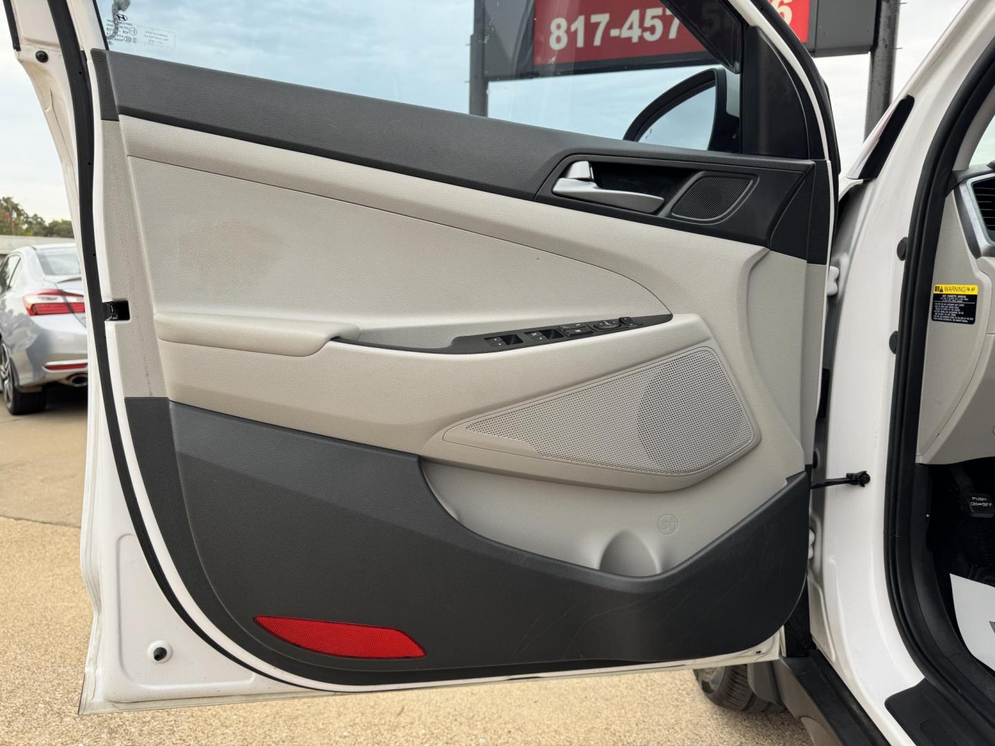 2016 WHITE HYUNDAI TUCSON LIMITED; SPOR (KM8J33A23GU) , located at 5900 E. Lancaster Ave., Fort Worth, TX, 76112, (817) 457-5456, 0.000000, 0.000000 - Photo#8