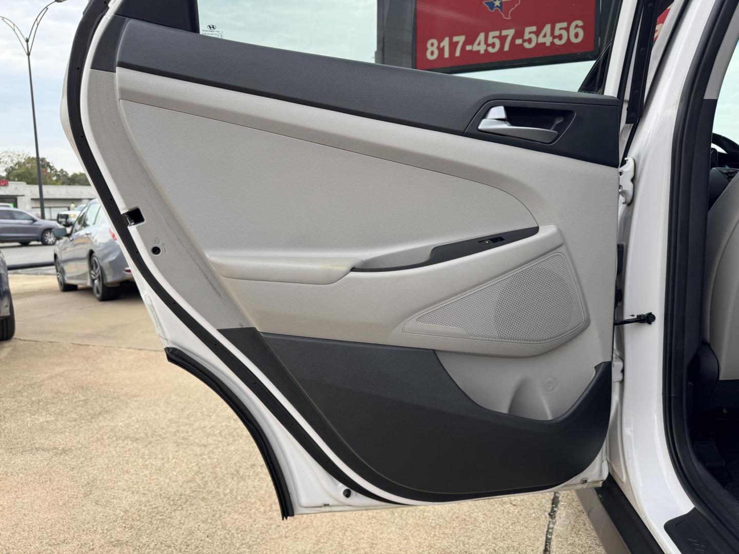 2016 WHITE HYUNDAI TUCSON LIMITED; SPOR (KM8J33A23GU) , located at 5900 E. Lancaster Ave., Fort Worth, TX, 76112, (817) 457-5456, 0.000000, 0.000000 - Photo#11