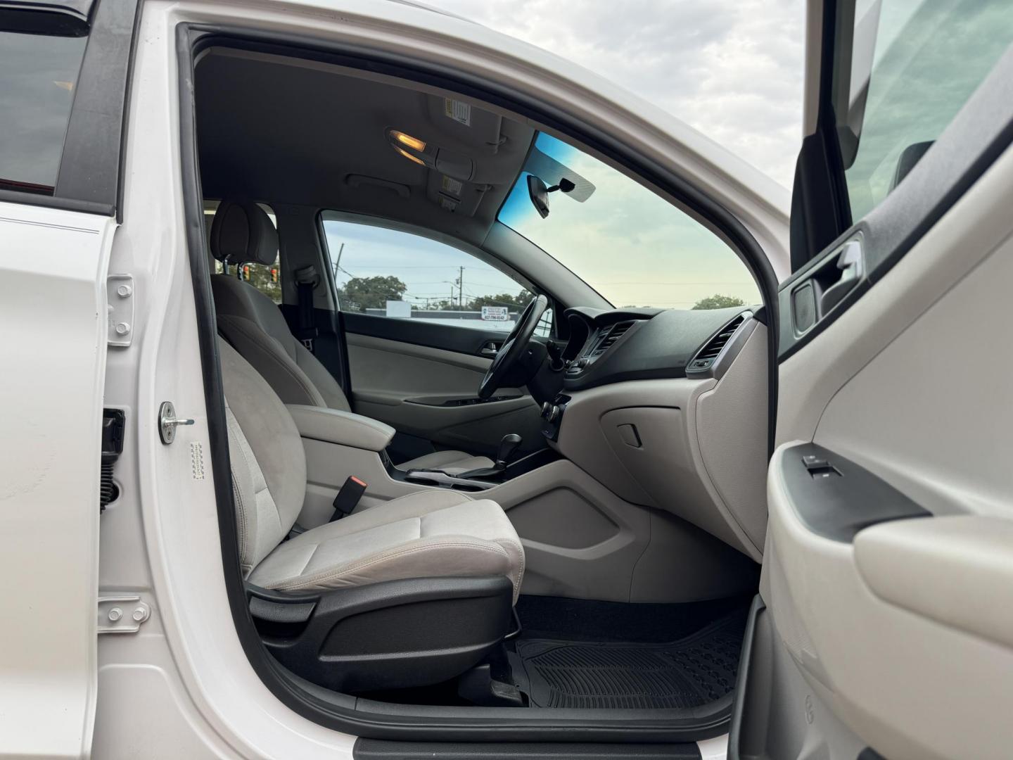 2016 WHITE HYUNDAI TUCSON LIMITED; SPOR (KM8J33A23GU) , located at 5900 E. Lancaster Ave., Fort Worth, TX, 76112, (817) 457-5456, 0.000000, 0.000000 - Photo#16