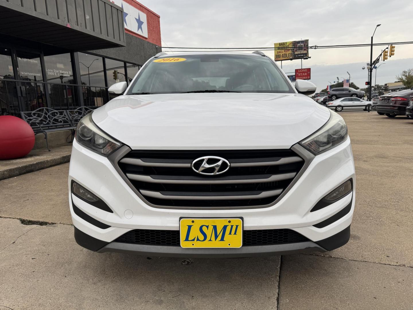 2016 WHITE HYUNDAI TUCSON LIMITED; SPOR (KM8J33A23GU) , located at 5900 E. Lancaster Ave., Fort Worth, TX, 76112, (817) 457-5456, 0.000000, 0.000000 - Photo#1