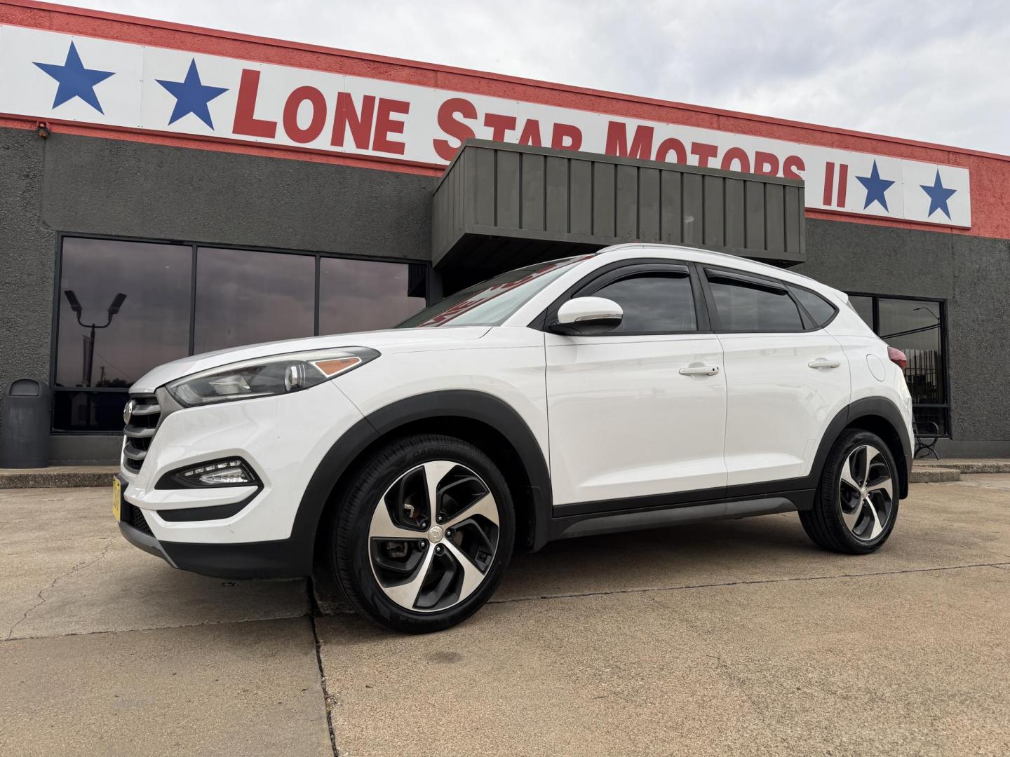 2016 WHITE HYUNDAI TUCSON LIMITED; SPOR (KM8J33A23GU) , located at 5900 E. Lancaster Ave., Fort Worth, TX, 76112, (817) 457-5456, 0.000000, 0.000000 - Photo#0