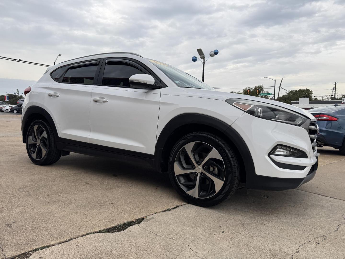 2016 WHITE HYUNDAI TUCSON LIMITED; SPOR (KM8J33A23GU) , located at 5900 E. Lancaster Ave., Fort Worth, TX, 76112, (817) 457-5456, 0.000000, 0.000000 - Photo#2
