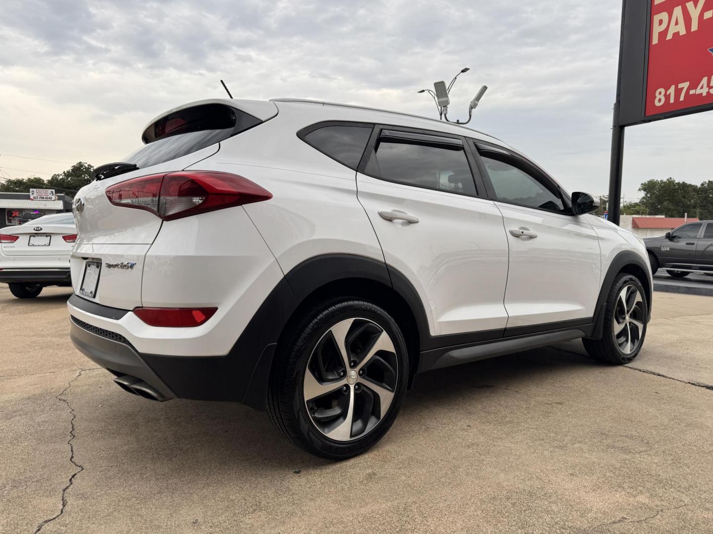 2016 WHITE HYUNDAI TUCSON LIMITED; SPOR (KM8J33A23GU) , located at 5900 E. Lancaster Ave., Fort Worth, TX, 76112, (817) 457-5456, 0.000000, 0.000000 - Photo#3