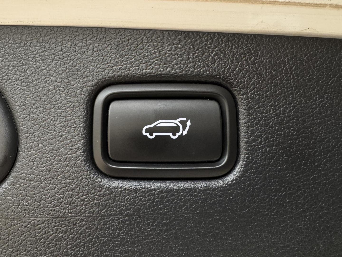 2016 WHITE HYUNDAI TUCSON LIMITED; SPOR (KM8J33A23GU) , located at 5900 E. Lancaster Ave., Fort Worth, TX, 76112, (817) 457-5456, 0.000000, 0.000000 - Photo#6