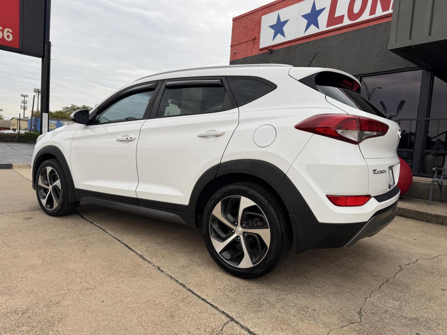2016 WHITE HYUNDAI TUCSON LIMITED; SPOR (KM8J33A23GU) , located at 5900 E. Lancaster Ave., Fort Worth, TX, 76112, (817) 457-5456, 0.000000, 0.000000 - Photo#7