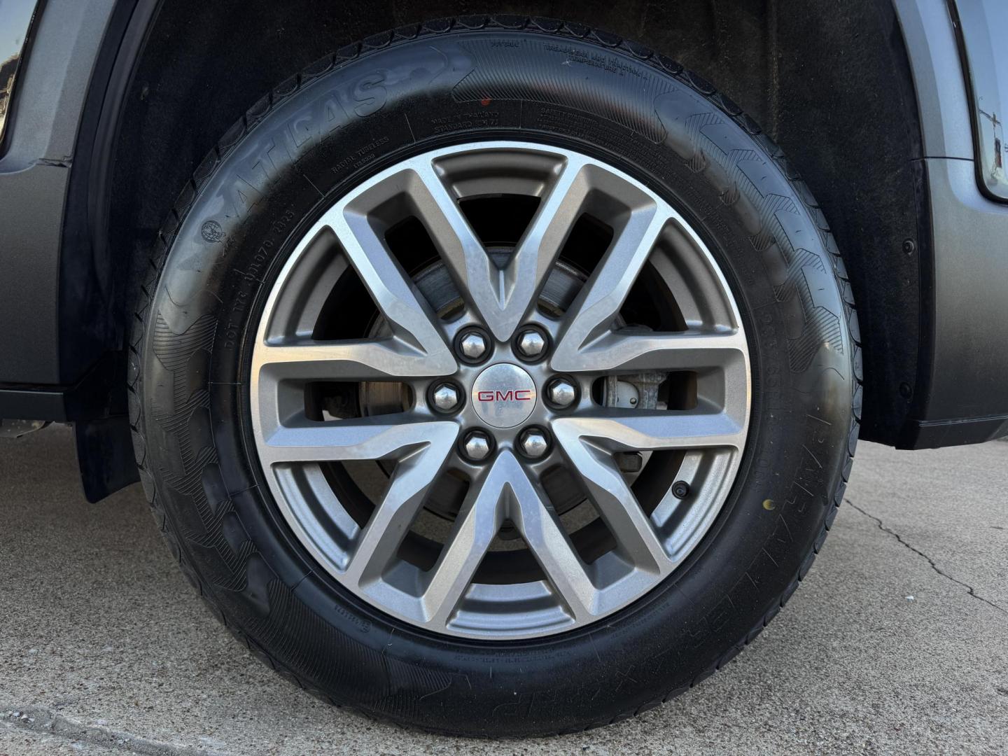 2017 BLACK GMC ACADIA SLE2 (1GKKNLLA3HZ) , located at 5900 E. Lancaster Ave., Fort Worth, TX, 76112, (817) 457-5456, 0.000000, 0.000000 - Photo#24