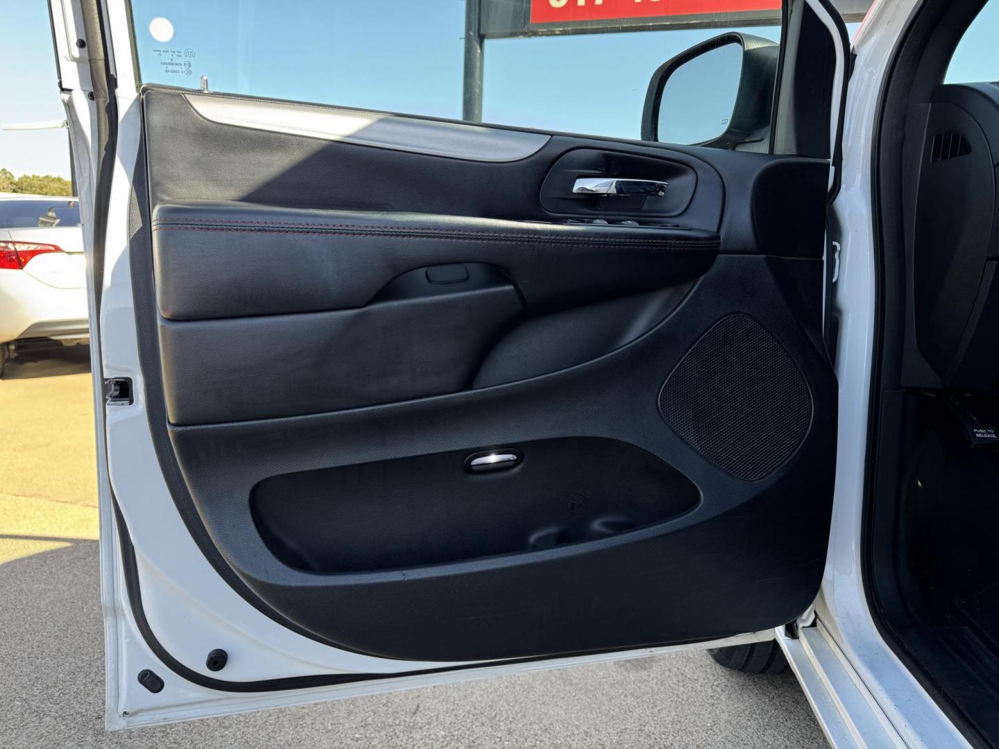 2019 WHITE DODGE GRAND CARAVAN GT (2C4RDGEG8KR) , located at 5900 E. Lancaster Ave., Fort Worth, TX, 76112, (817) 457-5456, 0.000000, 0.000000 - Photo#7