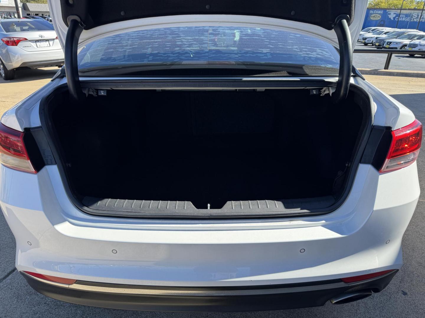 2018 WHITE KIA OPTIMA LX; S (5XXGT4L30JG) , located at 5900 E. Lancaster Ave., Fort Worth, TX, 76112, (817) 457-5456, 0.000000, 0.000000 - Photo#5