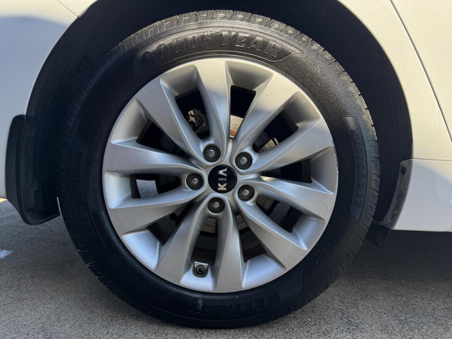 2018 WHITE KIA OPTIMA LX; S (5XXGT4L30JG) , located at 5900 E. Lancaster Ave., Fort Worth, TX, 76112, (817) 457-5456, 0.000000, 0.000000 - Photo#21