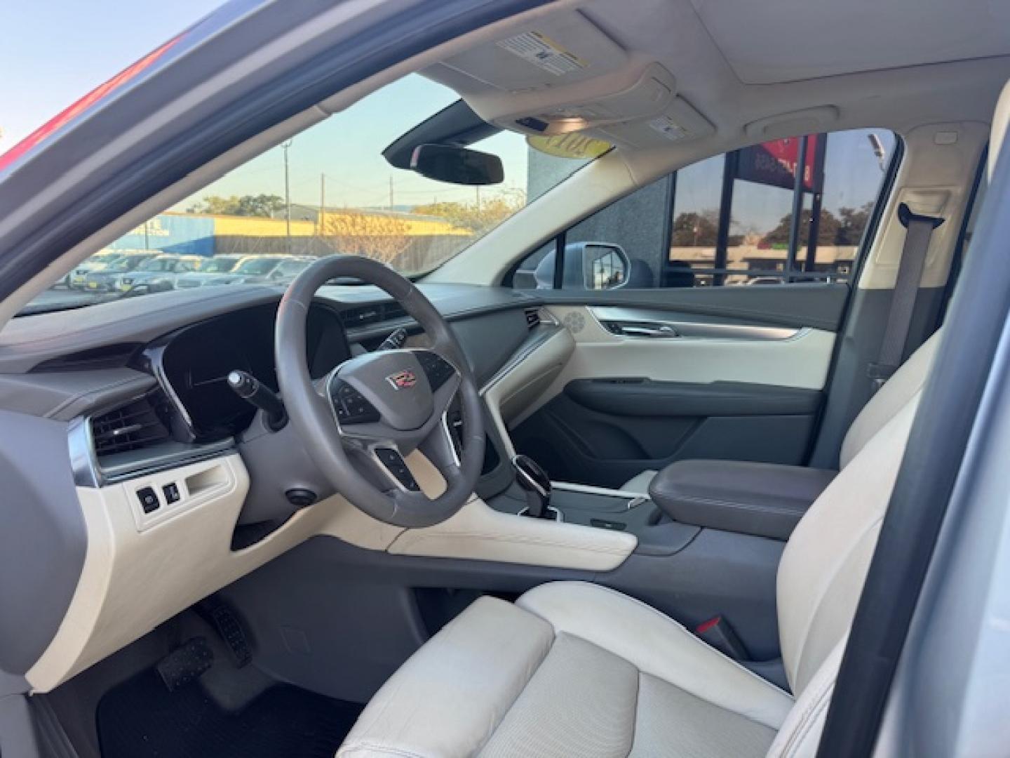 2017 SILVER CADILLAC XT5 LUXURY (1GYKNBRS9HZ) , located at 5900 E. Lancaster Ave., Fort Worth, TX, 76112, (817) 457-5456, 0.000000, 0.000000 - Photo#8