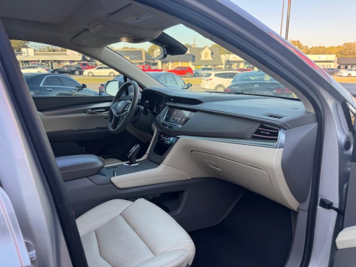 2017 SILVER CADILLAC XT5 LUXURY (1GYKNBRS9HZ) , located at 5900 E. Lancaster Ave., Fort Worth, TX, 76112, (817) 457-5456, 0.000000, 0.000000 - Photo#18