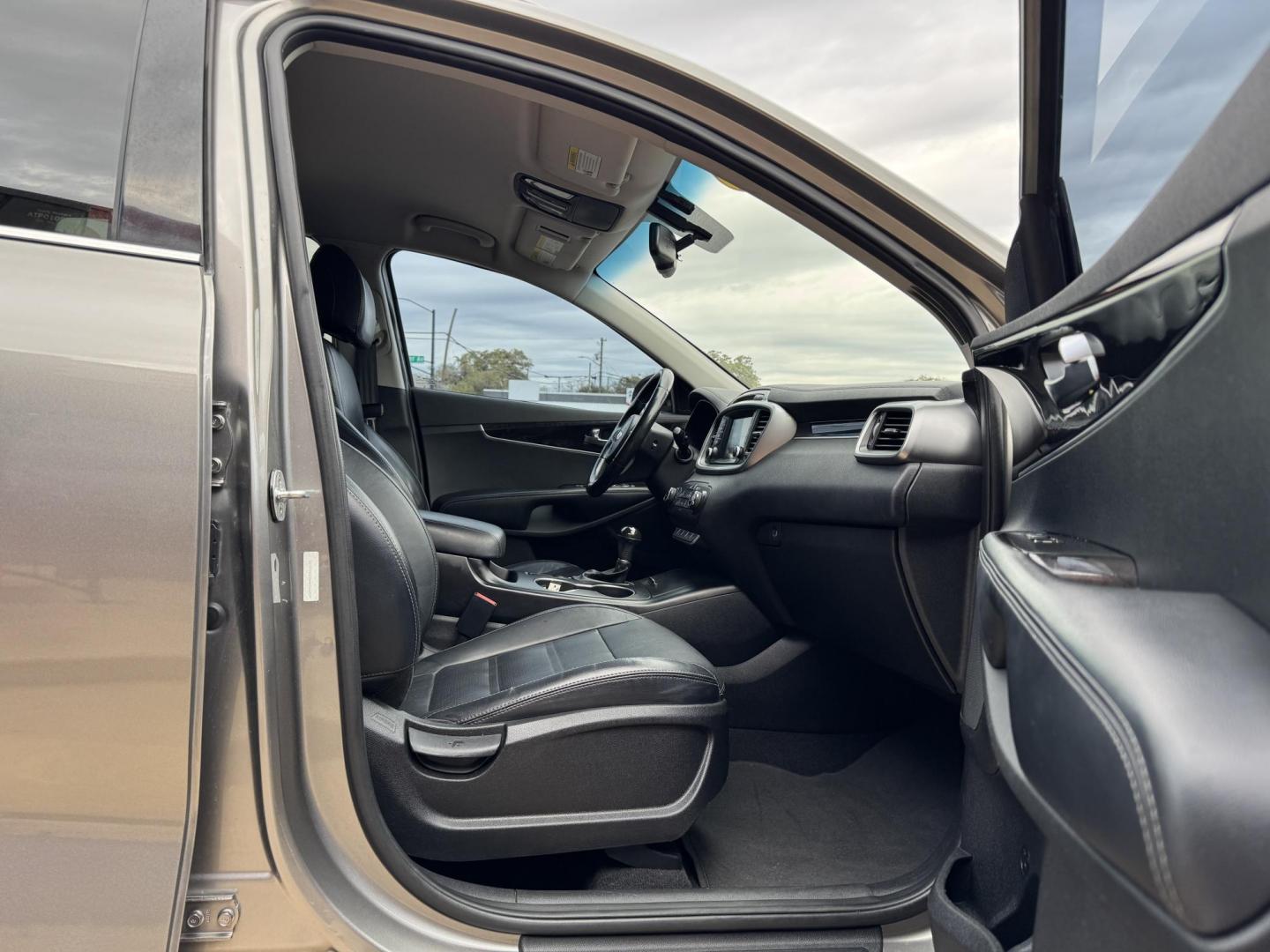 2017 GRAY KIA SORENTO LX; L (5XYPG4A35HG) , located at 5900 E. Lancaster Ave., Fort Worth, TX, 76112, (817) 457-5456, 0.000000, 0.000000 - Photo#15