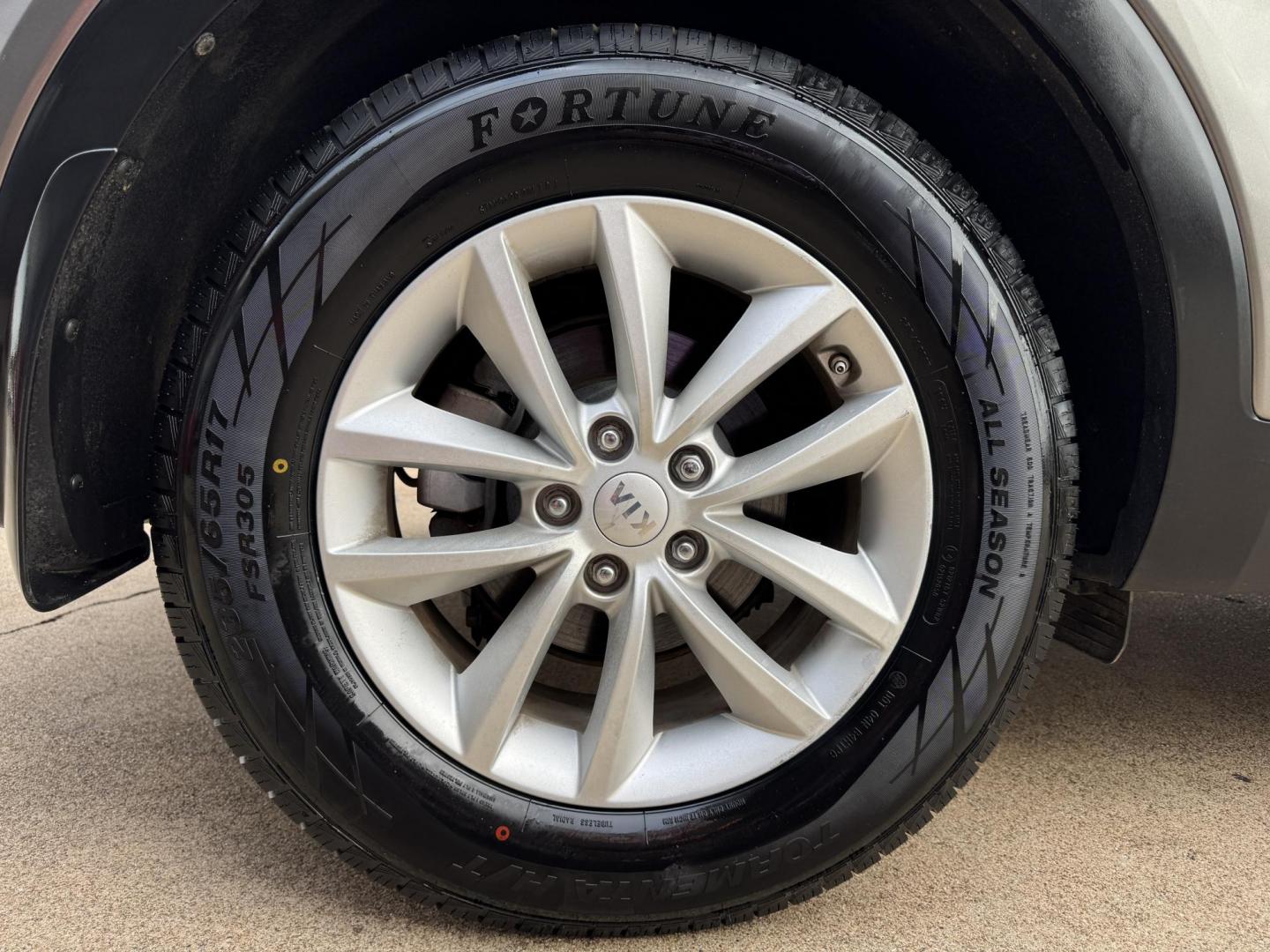 2017 GRAY KIA SORENTO LX; L (5XYPG4A35HG) , located at 5900 E. Lancaster Ave., Fort Worth, TX, 76112, (817) 457-5456, 0.000000, 0.000000 - Photo#21