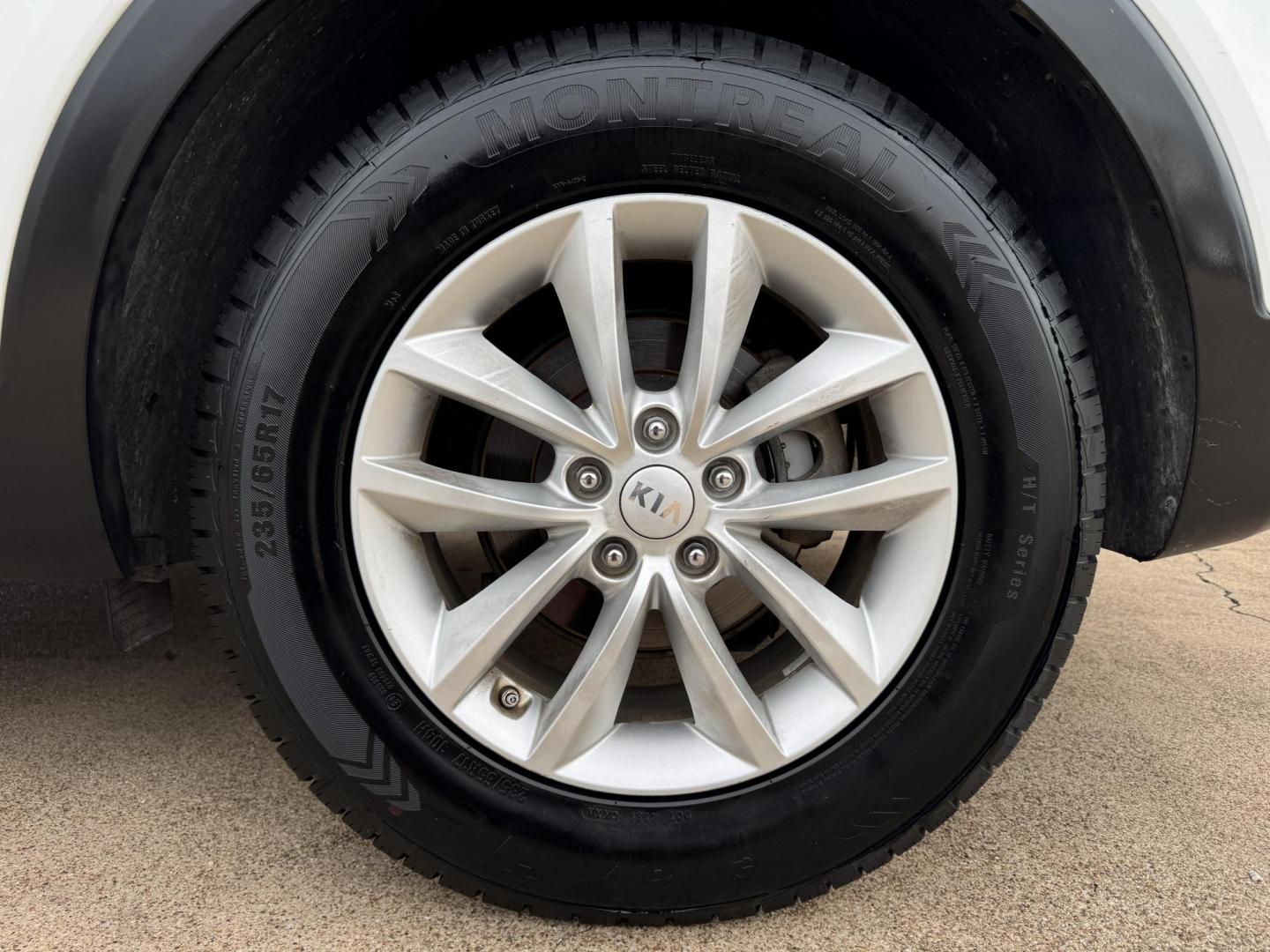 2017 WHITE KIA SORENTO LX; L (5XYPG4A32HG) , located at 5900 E. Lancaster Ave., Fort Worth, TX, 76112, (817) 457-5456, 0.000000, 0.000000 - Photo#22