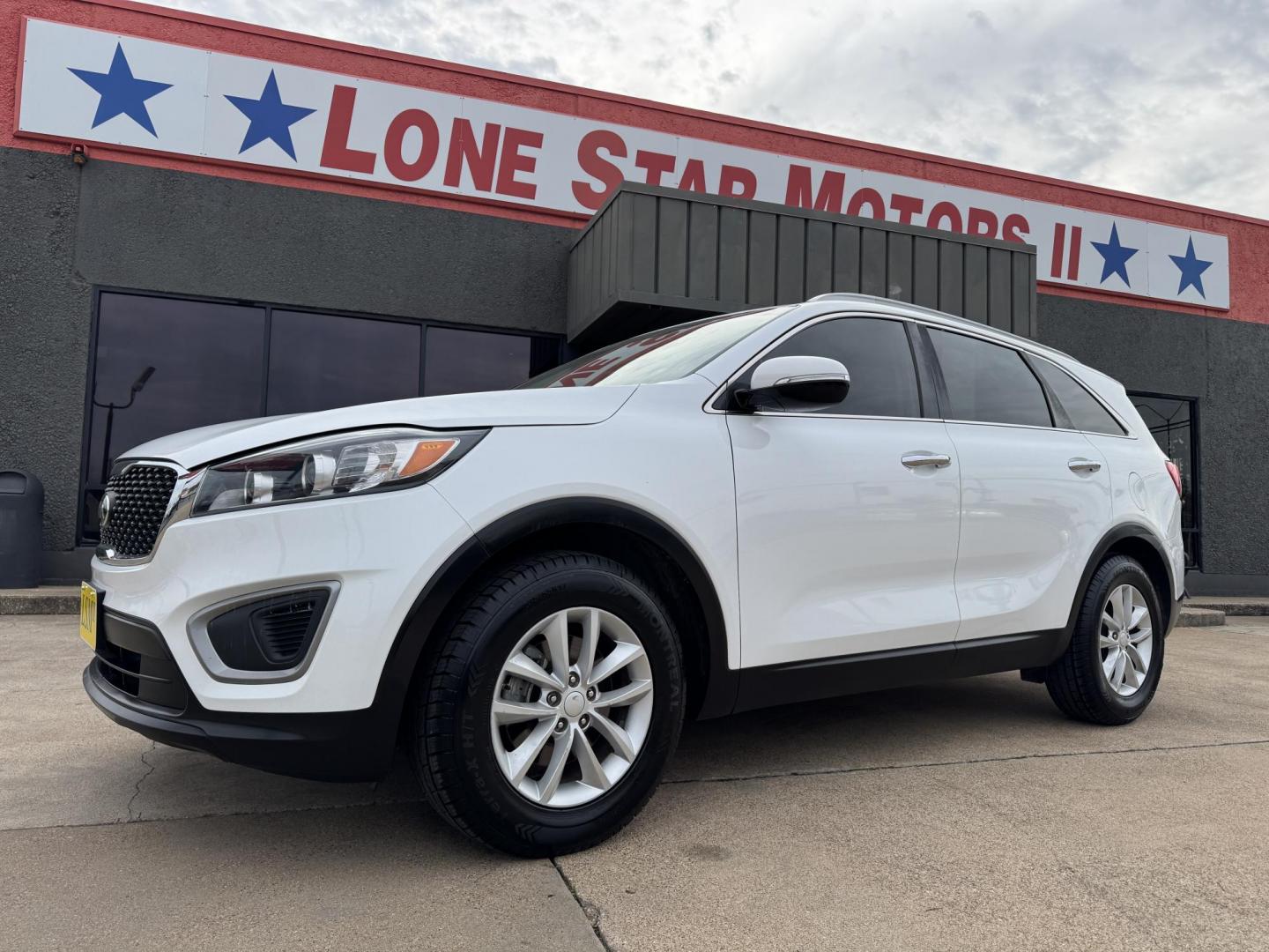 2017 WHITE KIA SORENTO LX; L (5XYPG4A32HG) , located at 5900 E. Lancaster Ave., Fort Worth, TX, 76112, (817) 457-5456, 0.000000, 0.000000 - Photo#0