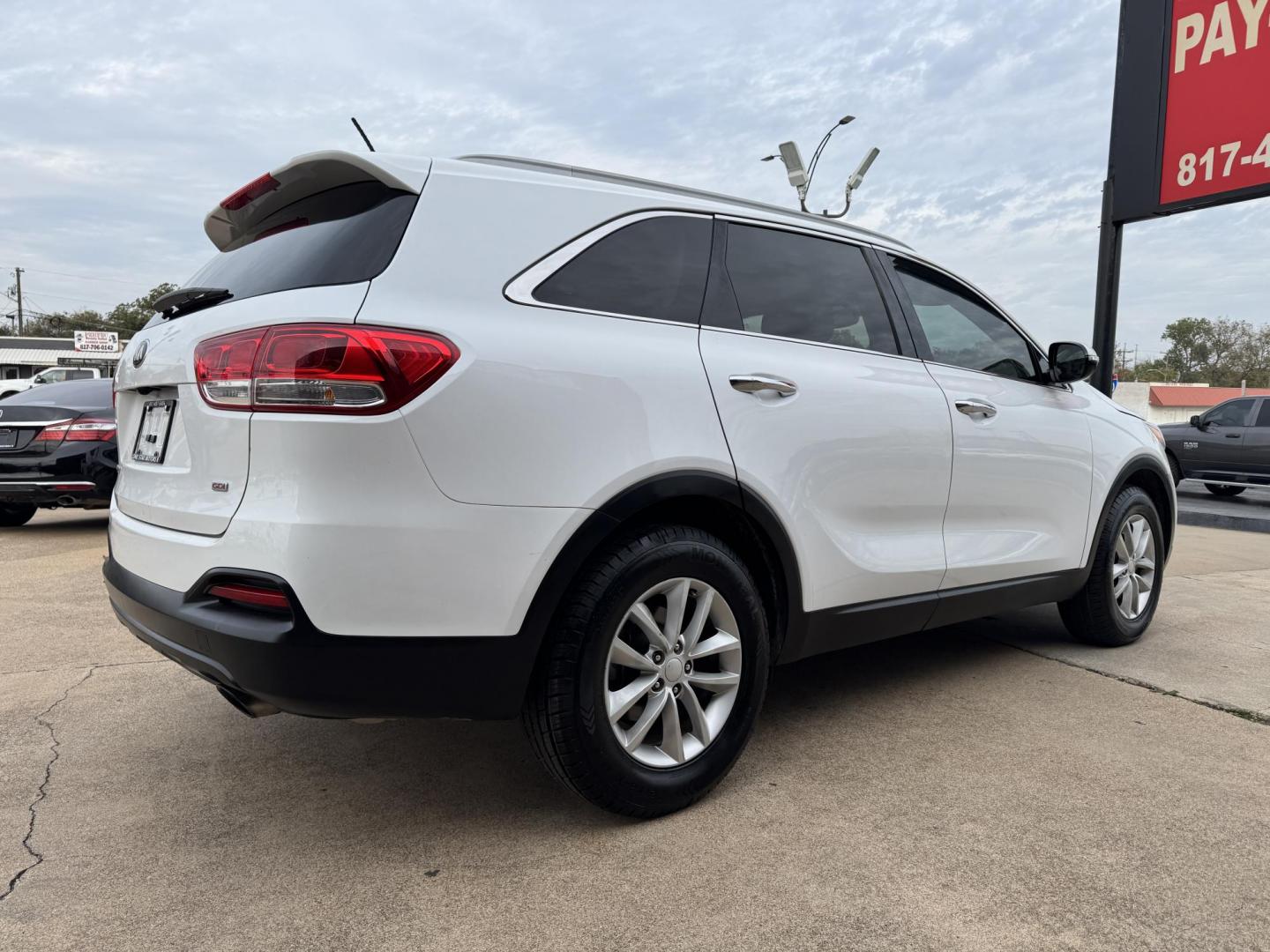 2017 WHITE KIA SORENTO LX; L (5XYPG4A32HG) , located at 5900 E. Lancaster Ave., Fort Worth, TX, 76112, (817) 457-5456, 0.000000, 0.000000 - Photo#3