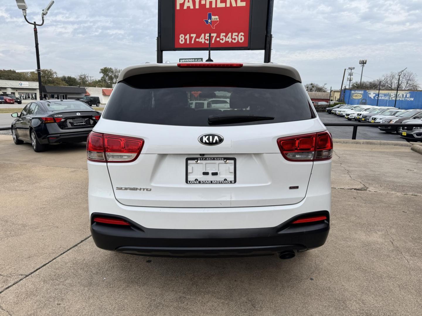 2017 WHITE KIA SORENTO LX; L (5XYPG4A32HG) , located at 5900 E. Lancaster Ave., Fort Worth, TX, 76112, (817) 457-5456, 0.000000, 0.000000 - Photo#4