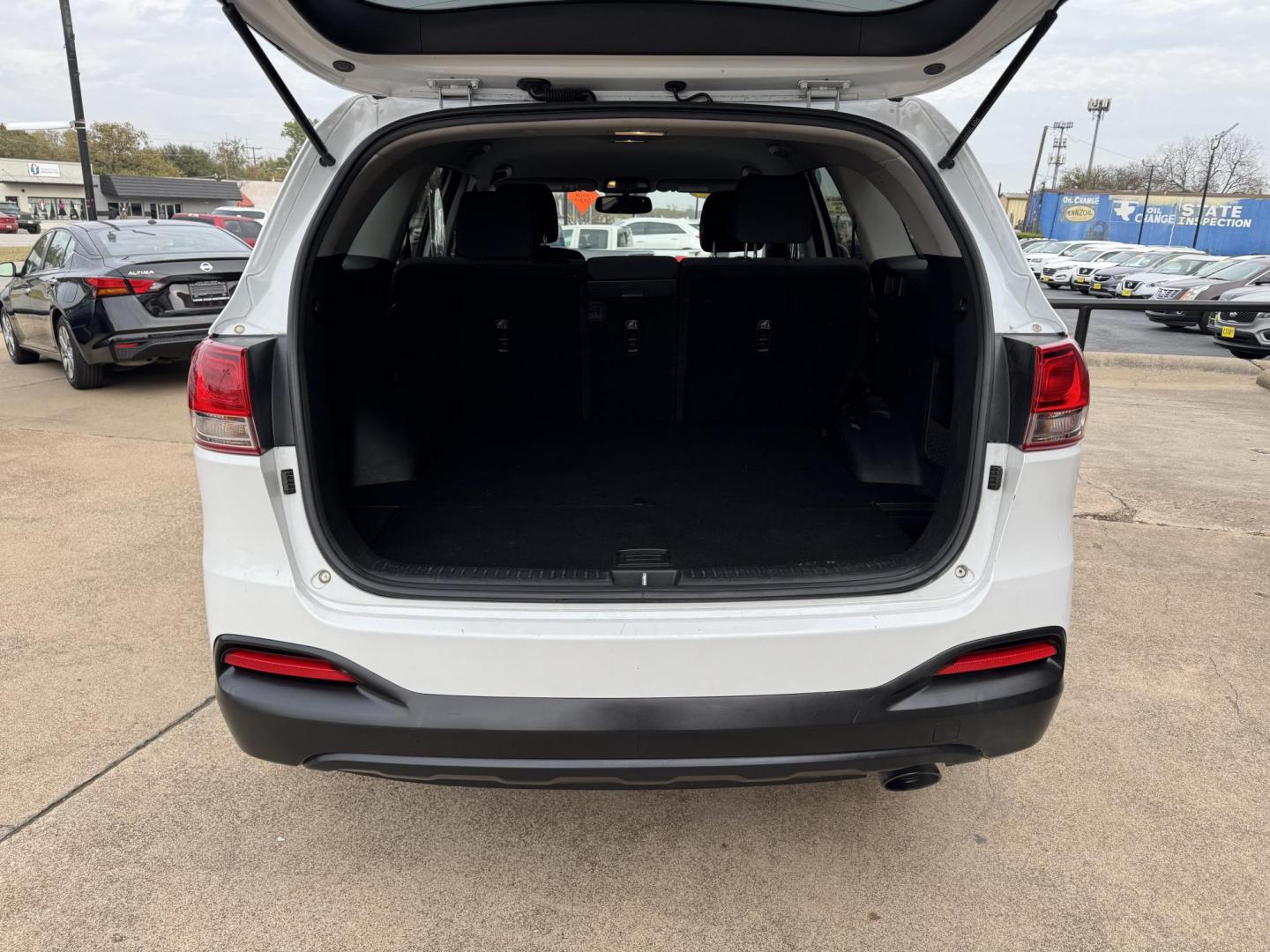 2017 WHITE KIA SORENTO LX; L (5XYPG4A32HG) , located at 5900 E. Lancaster Ave., Fort Worth, TX, 76112, (817) 457-5456, 0.000000, 0.000000 - Photo#5
