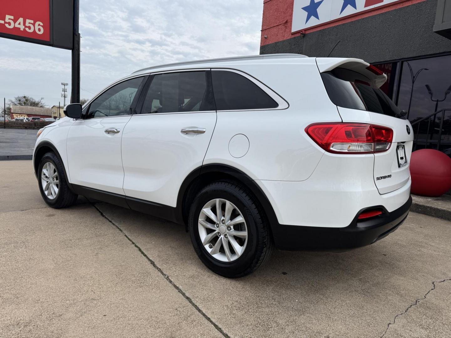 2017 WHITE KIA SORENTO LX; L (5XYPG4A32HG) , located at 5900 E. Lancaster Ave., Fort Worth, TX, 76112, (817) 457-5456, 0.000000, 0.000000 - Photo#6