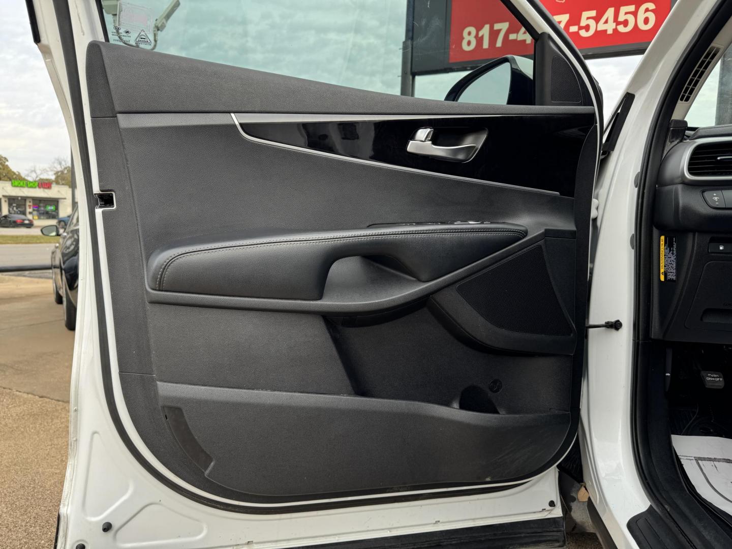 2017 WHITE KIA SORENTO LX; L (5XYPG4A32HG) , located at 5900 E. Lancaster Ave., Fort Worth, TX, 76112, (817) 457-5456, 0.000000, 0.000000 - Photo#7