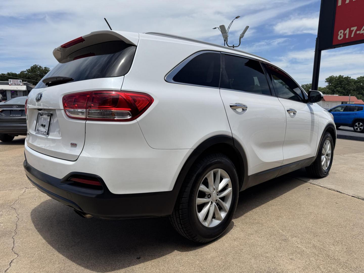 2017 WHITE KIA SORENTO LX; L (5XYPG4A32HG) , located at 5900 E. Lancaster Ave., Fort Worth, TX, 76112, (817) 457-5456, 0.000000, 0.000000 - Photo#3