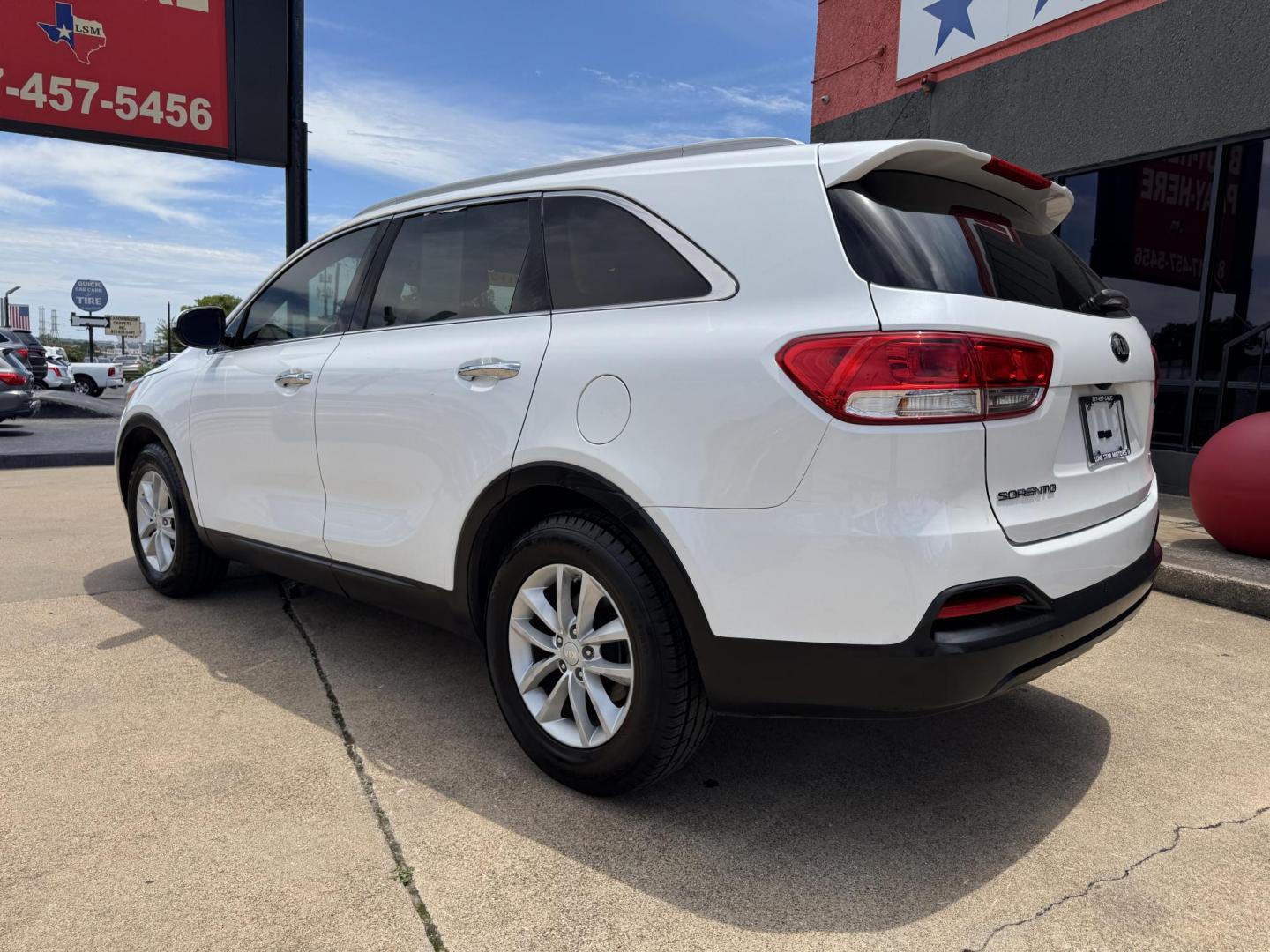 2017 WHITE KIA SORENTO LX; L (5XYPG4A32HG) , located at 5900 E. Lancaster Ave., Fort Worth, TX, 76112, (817) 457-5456, 0.000000, 0.000000 - Photo#6
