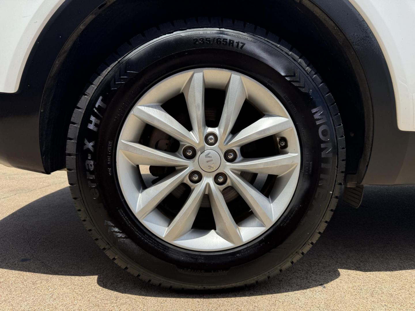 2017 WHITE KIA SORENTO LX; L (5XYPG4A32HG) , located at 5900 E. Lancaster Ave., Fort Worth, TX, 76112, (817) 457-5456, 0.000000, 0.000000 - Photo#23