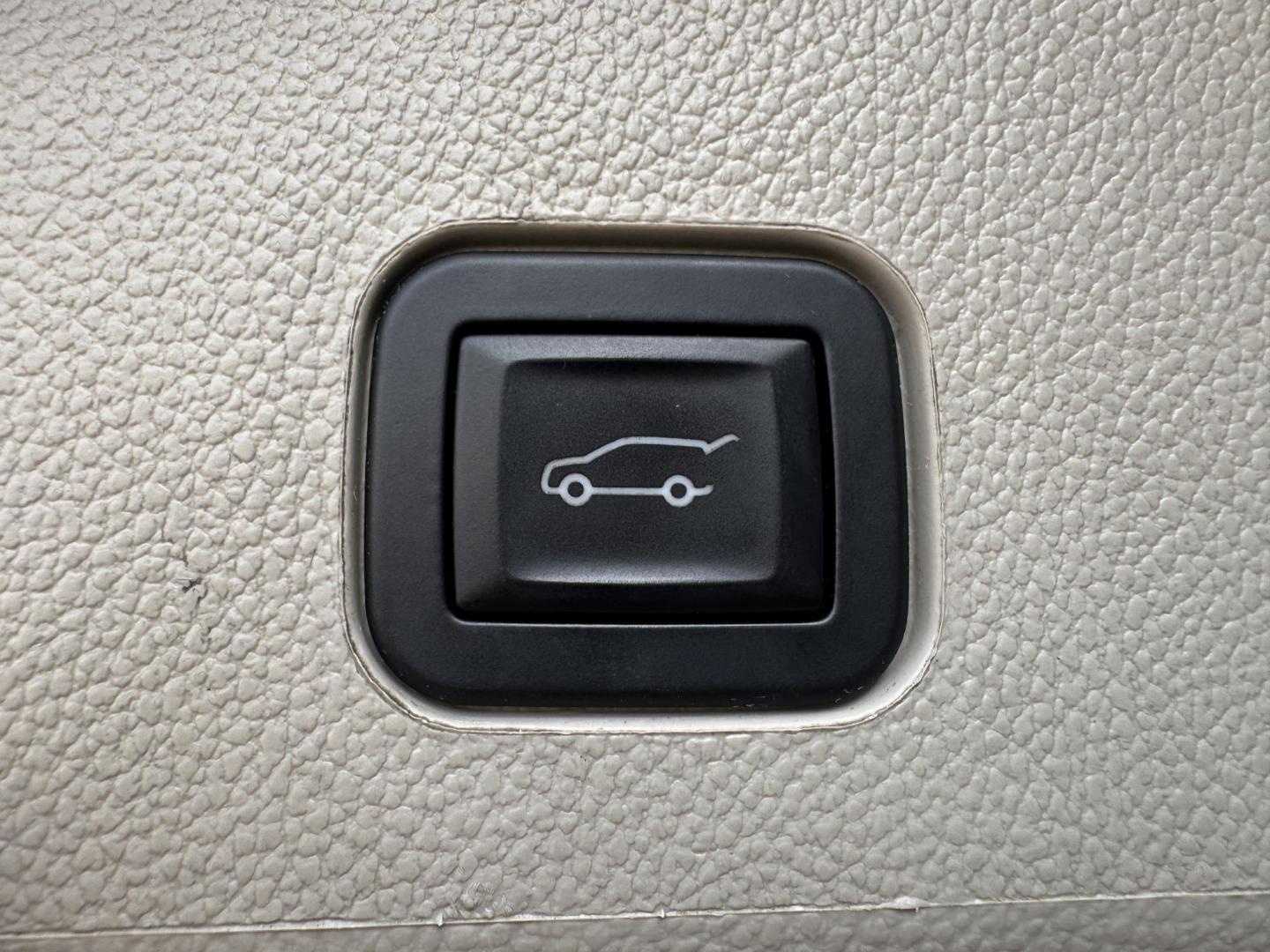 2015 RED CADILLAC SRX PREMIUM (3GYFNDE39FS) , located at 5900 E. Lancaster Ave., Fort Worth, TX, 76112, (817) 457-5456, 0.000000, 0.000000 - Photo#5