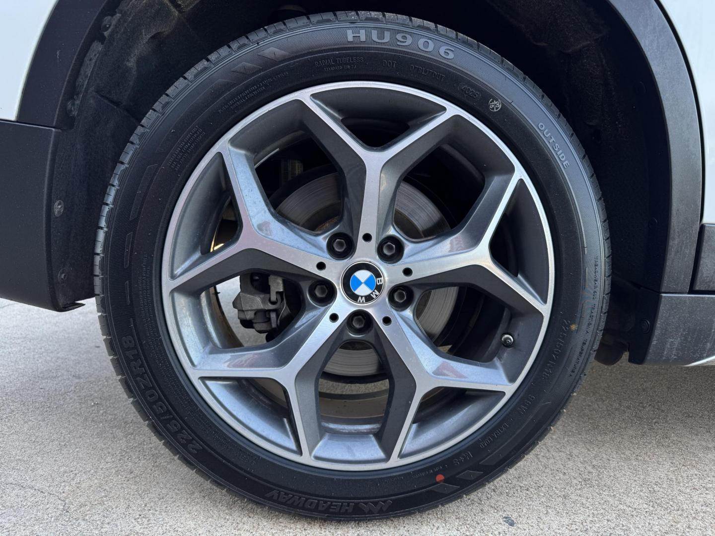 2018 WHITE BMW X1 SDRIVE28I (WBXHU7C35J5) , located at 5900 E. Lancaster Ave., Fort Worth, TX, 76112, (817) 457-5456, 0.000000, 0.000000 - Photo#24