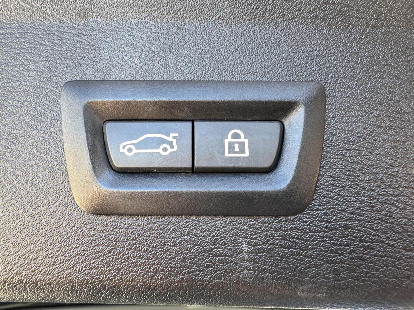 2018 WHITE BMW X1 SDRIVE28I (WBXHU7C35J5) , located at 5900 E. Lancaster Ave., Fort Worth, TX, 76112, (817) 457-5456, 0.000000, 0.000000 - Photo#6