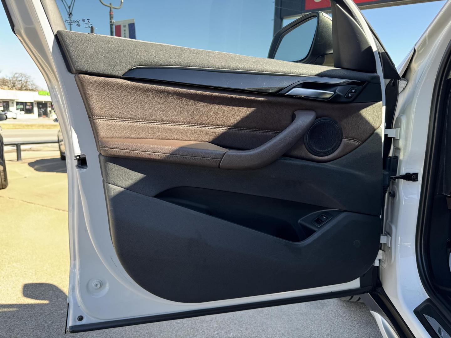 2018 WHITE BMW X1 SDRIVE28I (WBXHU7C35J5) , located at 5900 E. Lancaster Ave., Fort Worth, TX, 76112, (817) 457-5456, 0.000000, 0.000000 - Photo#8