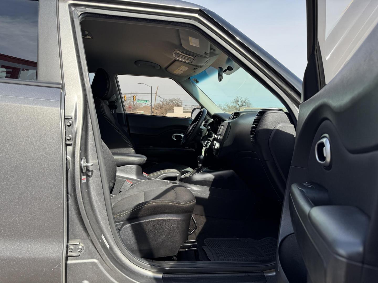2016 GRAY KIA SOUL + (PLUS) (KNDJP3A54G7) , located at 5900 E. Lancaster Ave., Fort Worth, TX, 76112, (817) 457-5456, 0.000000, 0.000000 - Photo#15