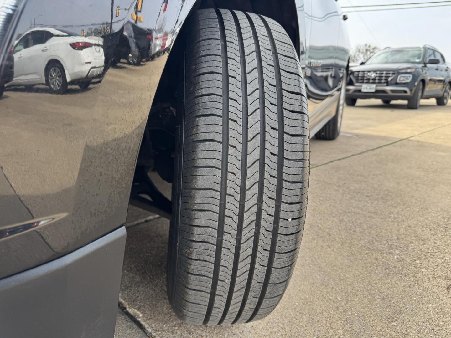 2019 BLACK CHEVROLET EQUINOX LT (1LT) (2GNAXKEV6K6) , located at 5900 E. Lancaster Ave., Fort Worth, TX, 76112, (817) 457-5456, 0.000000, 0.000000 - Photo#22