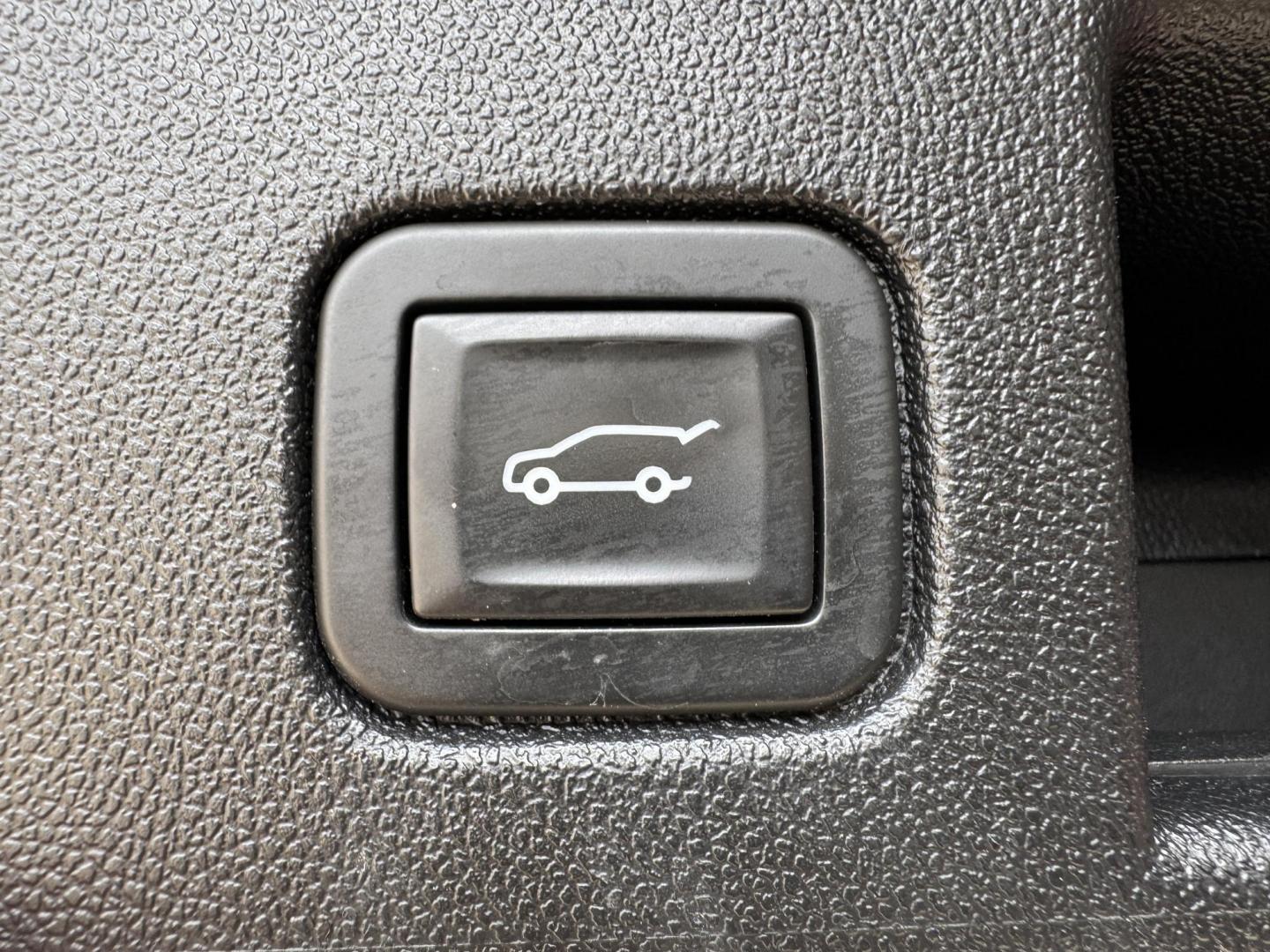 2019 BLACK CHEVROLET EQUINOX LT (1LT) (2GNAXKEV6K6) , located at 5900 E. Lancaster Ave., Fort Worth, TX, 76112, (817) 457-5456, 0.000000, 0.000000 - Photo#6