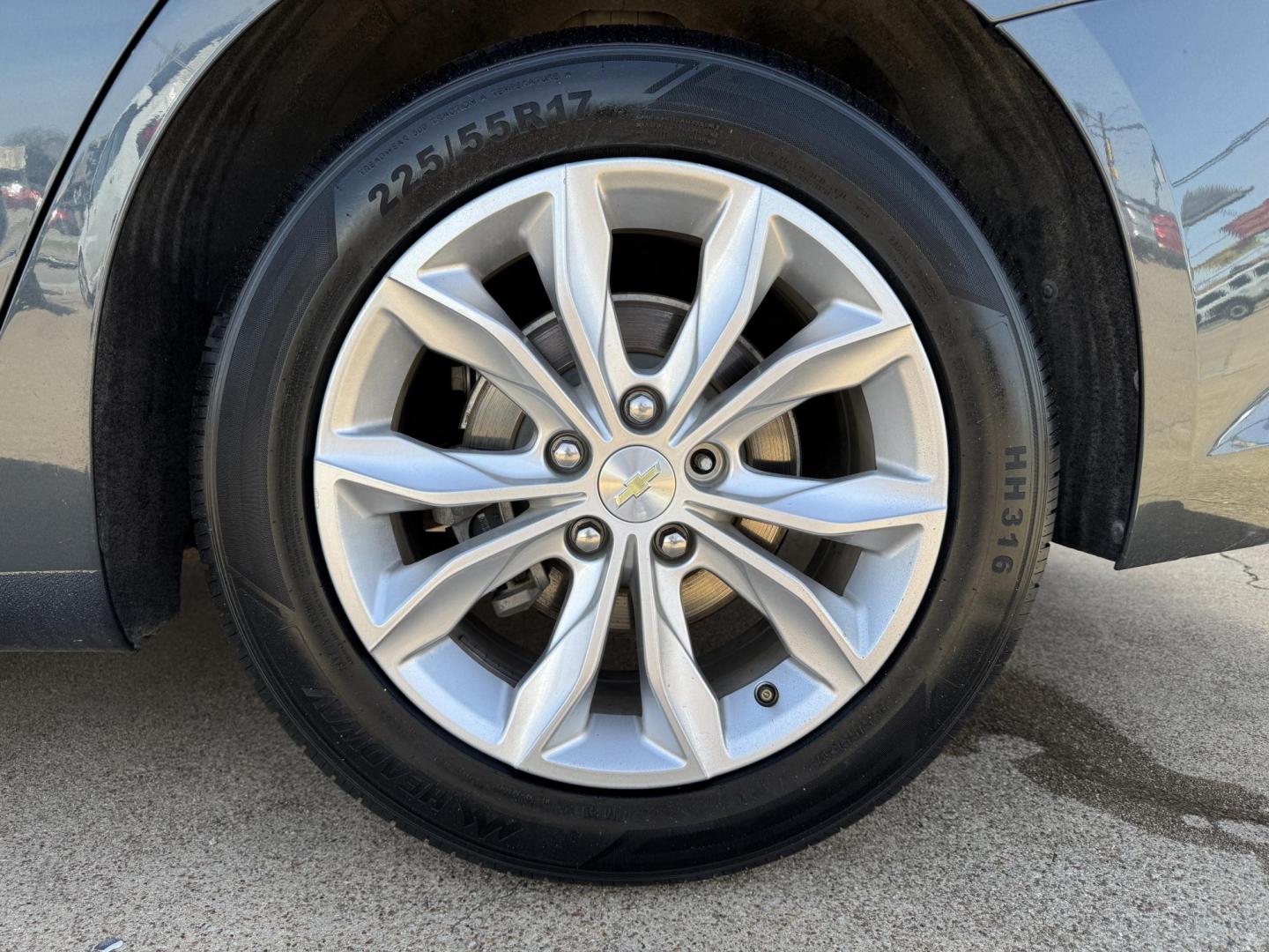 2020 GRAY CHEVROLET MALIBU LT (1LT) (1G1ZD5ST6LF) , located at 5900 E. Lancaster Ave., Fort Worth, TX, 76112, (817) 457-5456, 0.000000, 0.000000 - Photo#22