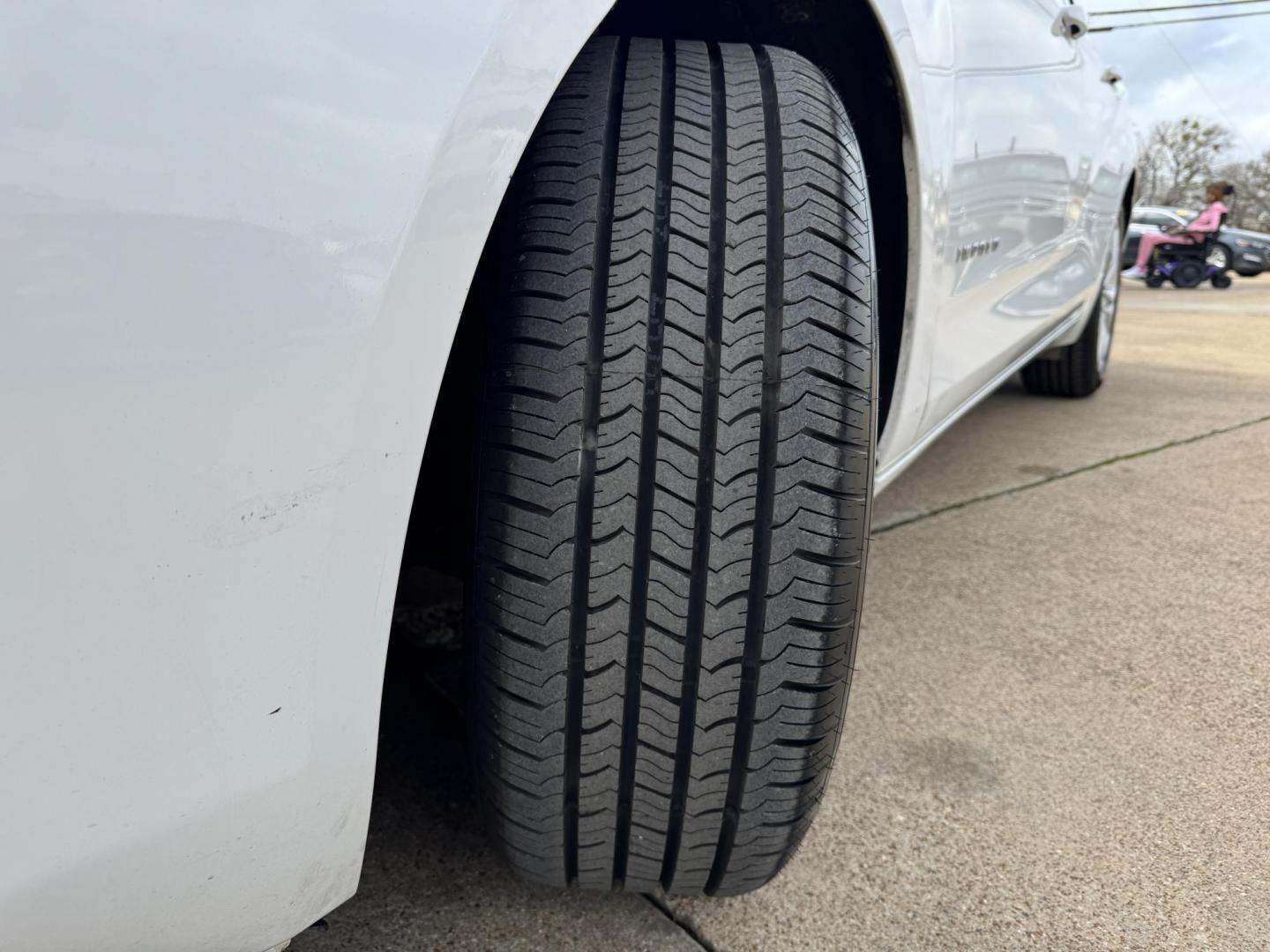 2019 WHITE CHEVROLET IMPALA LT (1LT) (1G11Z5S38KU) , located at 5900 E. Lancaster Ave., Fort Worth, TX, 76112, (817) 457-5456, 0.000000, 0.000000 - Photo#21