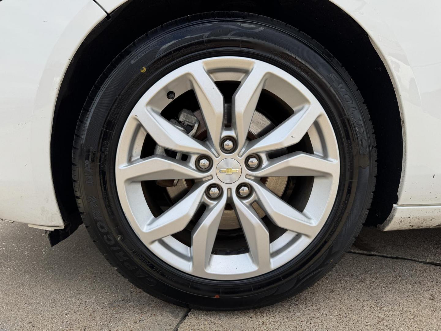 2019 WHITE CHEVROLET IMPALA LT (1LT) (1G11Z5S38KU) , located at 5900 E. Lancaster Ave., Fort Worth, TX, 76112, (817) 457-5456, 0.000000, 0.000000 - Photo#22