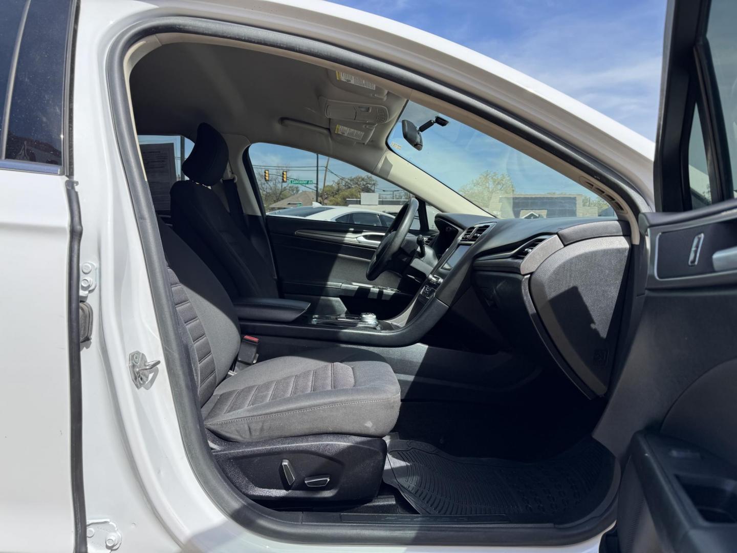 2018 WHITE FORD FUSION SE (3FA6P0H70JR) , located at 5900 E. Lancaster Ave., Fort Worth, TX, 76112, (817) 457-5456, 0.000000, 0.000000 - Photo#15