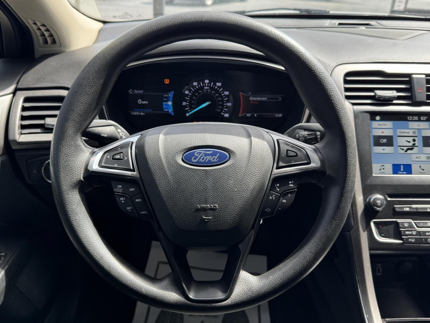 2018 WHITE FORD FUSION SE (3FA6P0H70JR) , located at 5900 E. Lancaster Ave., Fort Worth, TX, 76112, (817) 457-5456, 0.000000, 0.000000 - Photo#20