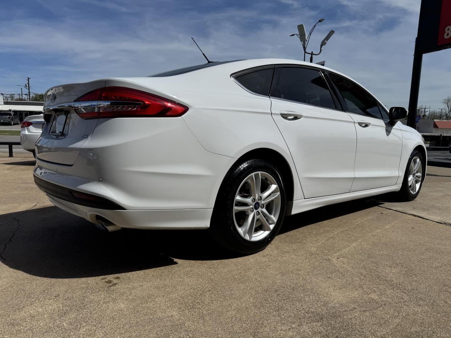 2018 WHITE FORD FUSION SE (3FA6P0H70JR) , located at 5900 E. Lancaster Ave., Fort Worth, TX, 76112, (817) 457-5456, 0.000000, 0.000000 - Photo#3