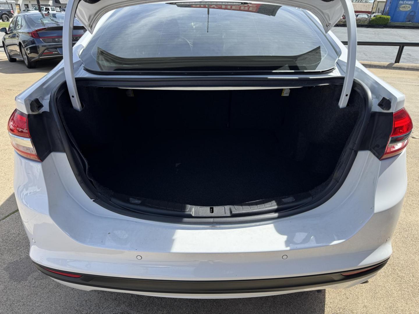 2018 WHITE FORD FUSION SE (3FA6P0H70JR) , located at 5900 E. Lancaster Ave., Fort Worth, TX, 76112, (817) 457-5456, 0.000000, 0.000000 - Photo#5