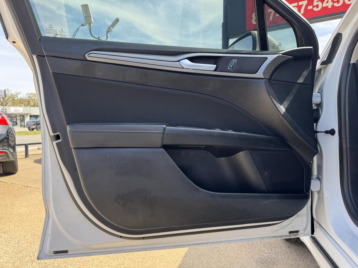 2018 WHITE FORD FUSION SE (3FA6P0H70JR) , located at 5900 E. Lancaster Ave., Fort Worth, TX, 76112, (817) 457-5456, 0.000000, 0.000000 - Photo#7