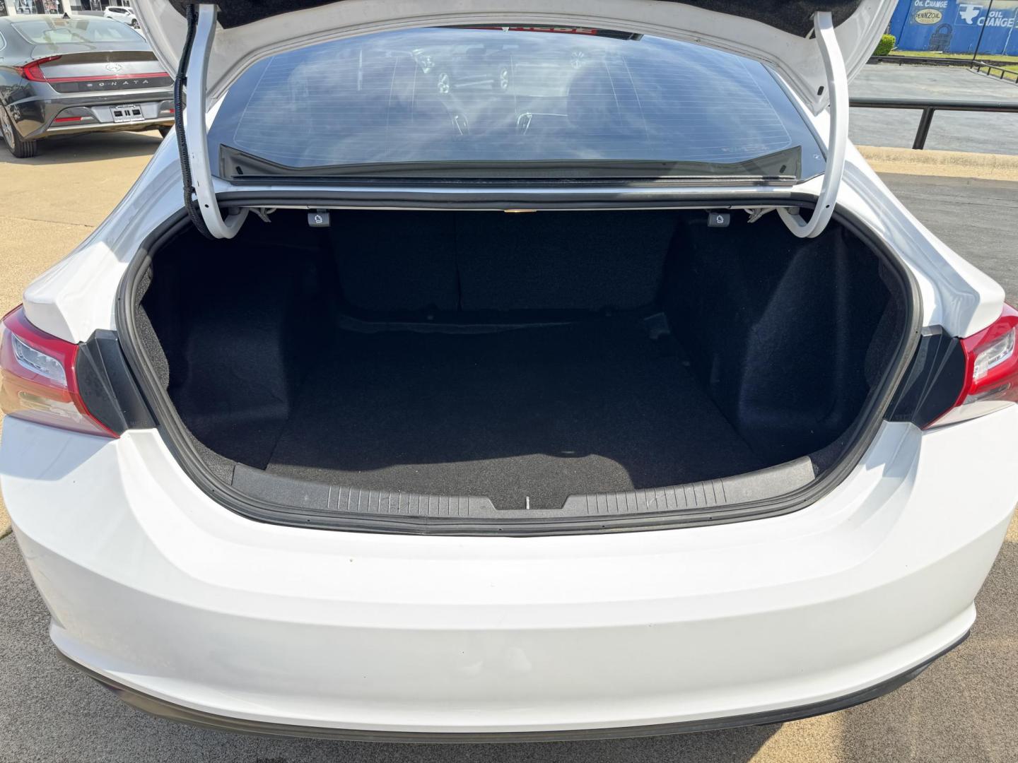 2021 WHITE CHEVROLET MALIBU LT (1LT) (1G1ZD5ST8MF) , located at 5900 E. Lancaster Ave., Fort Worth, TX, 76112, (817) 457-5456, 0.000000, 0.000000 - Photo#5