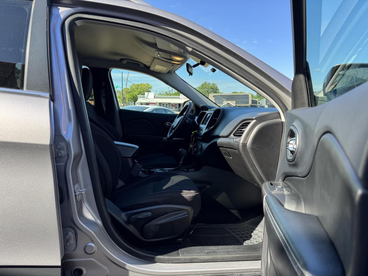 2019 SILVER JEEP CHEROKEE LATITUDE; N (1C4PJLCB9KD) , located at 5900 E. Lancaster Ave., Fort Worth, TX, 76112, (817) 457-5456, 0.000000, 0.000000 - Photo#16