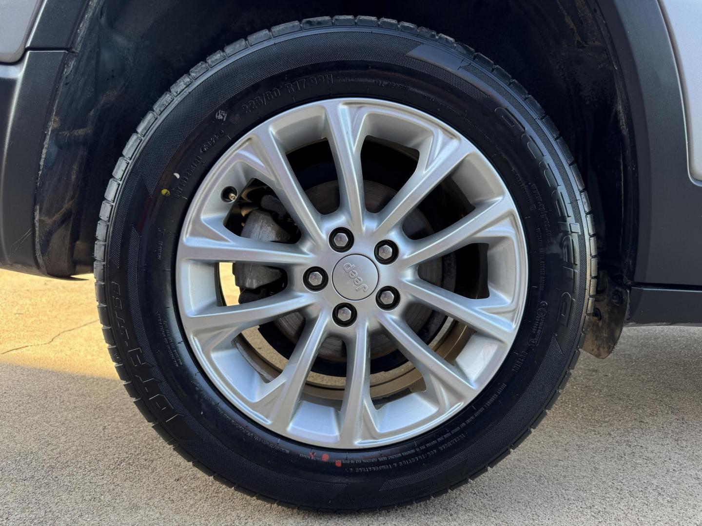 2019 SILVER JEEP CHEROKEE LATITUDE; N (1C4PJLCB9KD) , located at 5900 E. Lancaster Ave., Fort Worth, TX, 76112, (817) 457-5456, 0.000000, 0.000000 - Photo#23