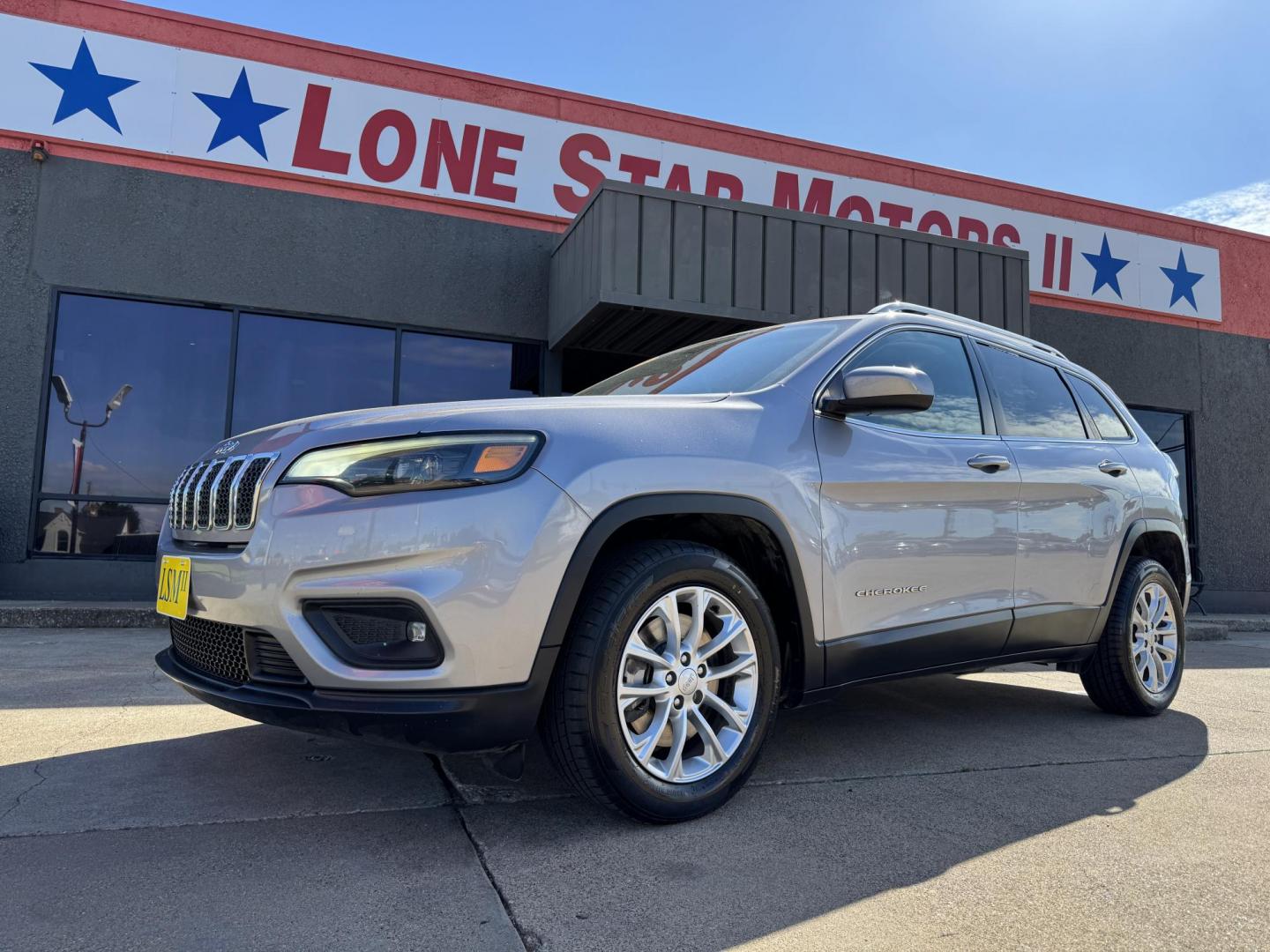2019 SILVER JEEP CHEROKEE LATITUDE; N (1C4PJLCB9KD) , located at 5900 E. Lancaster Ave., Fort Worth, TX, 76112, (817) 457-5456, 0.000000, 0.000000 - Photo#0