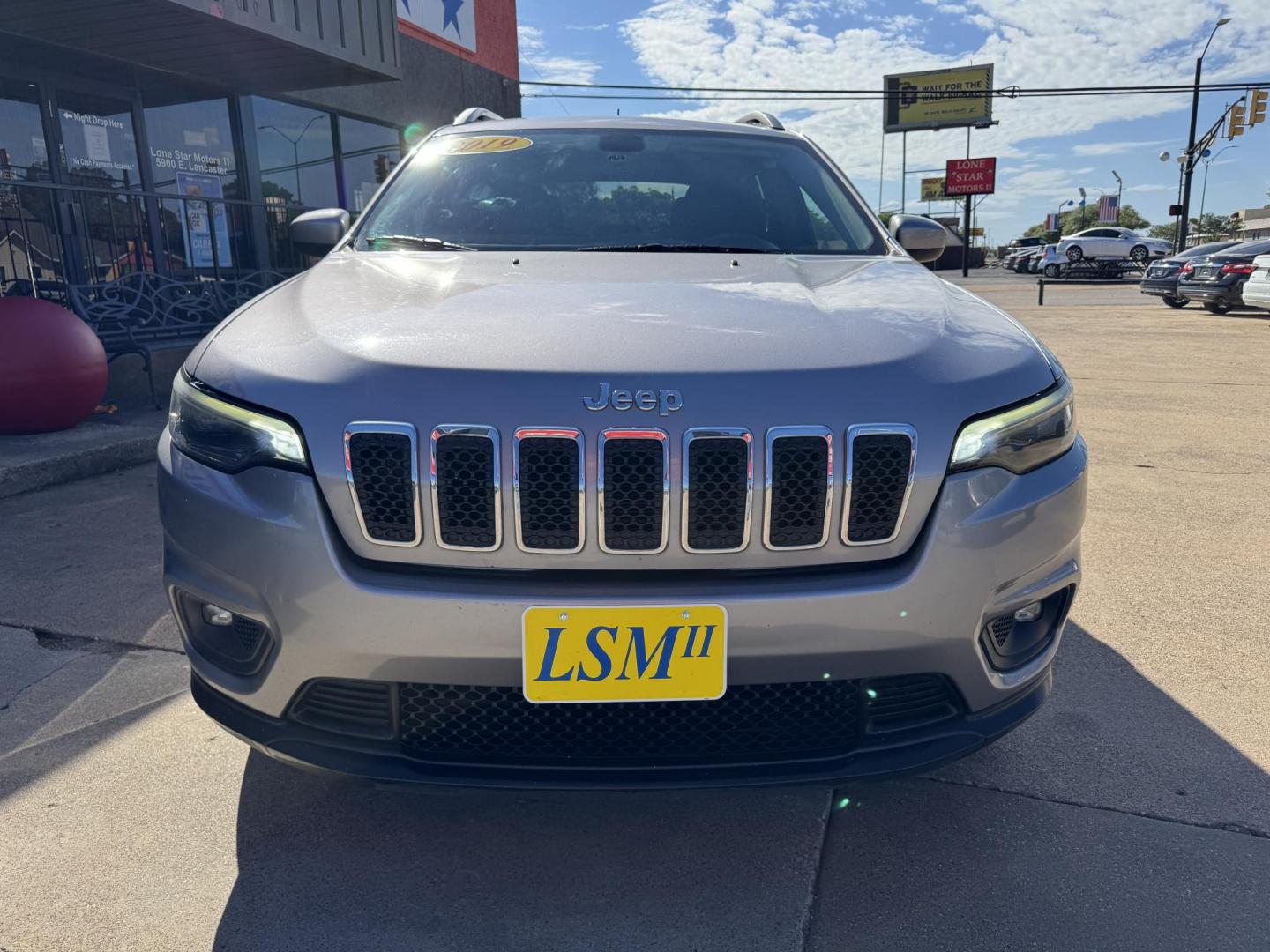 2019 SILVER JEEP CHEROKEE LATITUDE; N (1C4PJLCB9KD) , located at 5900 E. Lancaster Ave., Fort Worth, TX, 76112, (817) 457-5456, 0.000000, 0.000000 - Photo#1