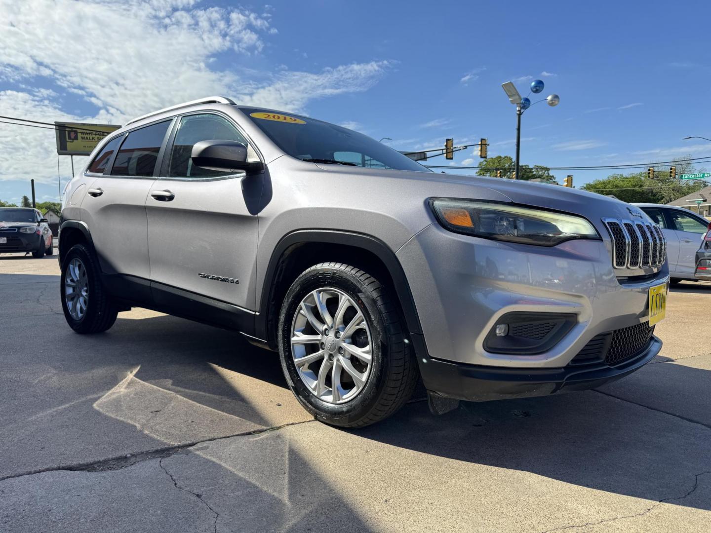 2019 SILVER JEEP CHEROKEE LATITUDE; N (1C4PJLCB9KD) , located at 5900 E. Lancaster Ave., Fort Worth, TX, 76112, (817) 457-5456, 0.000000, 0.000000 - Photo#2