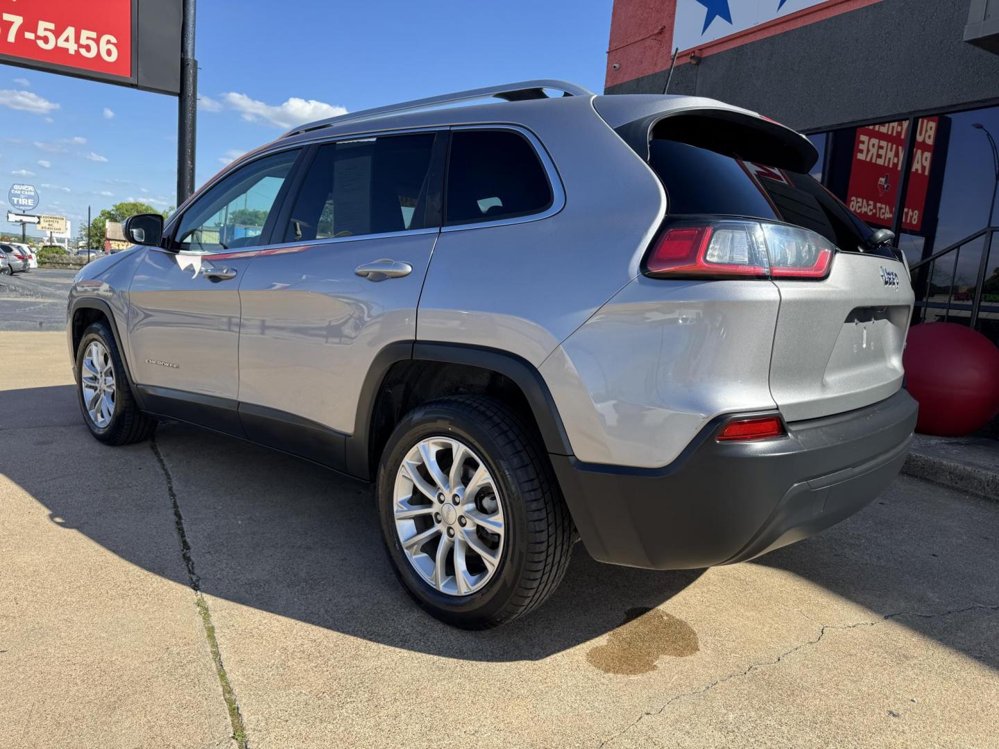 2019 SILVER JEEP CHEROKEE LATITUDE; N (1C4PJLCB9KD) , located at 5900 E. Lancaster Ave., Fort Worth, TX, 76112, (817) 457-5456, 0.000000, 0.000000 - Photo#6